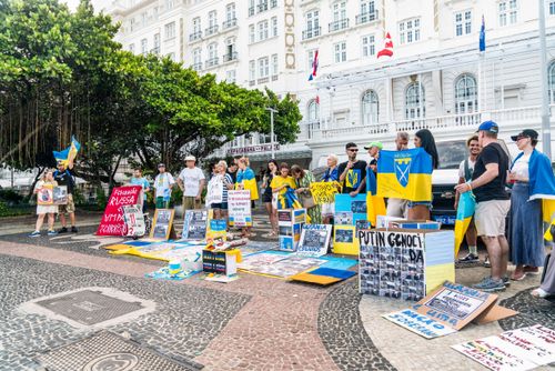Manifestação da comunidade ucraniana no Brasil pelo fim da guerra - em frente ao Copacabana Palace