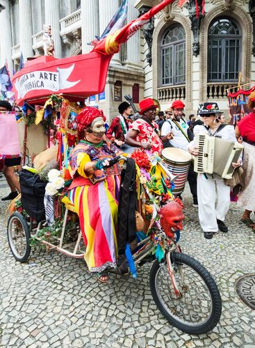 Companhia Brasileira de Mystérios e Novidades - Cortejo artístico Parada 7 - desfile de artistas no dia da I