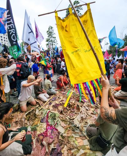 Companhia Brasileira de Mystérios e Novidades - Cortejo artístico Parada 7 - desfile de artistas no dia da I