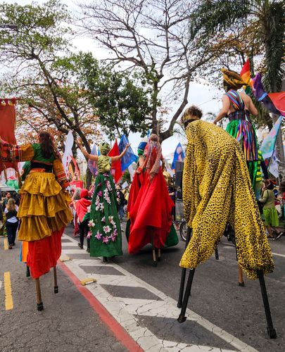 Pernas de pau da Companhia Brasileira de Mystérios e Novidades - Cortejo artístico Parada 7 - desfile de art
