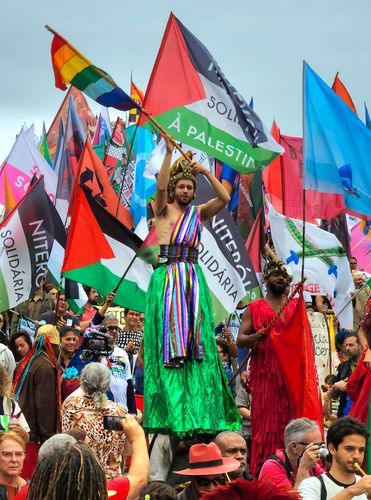 Solidariedade à Palestina no cortejo artístico Parada 7 - desfile de artistas no dia da Independência