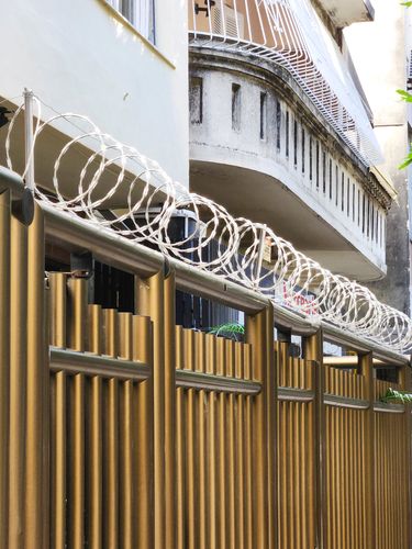 Prédio residencial com grades e concertina aspiral cortante - bairro Copacabana