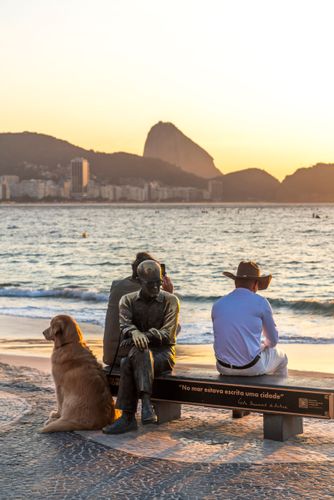Escultura do poeta Carlos Drummond de Andrade na calçada da praia de Copacabana - obra de Leo Santana