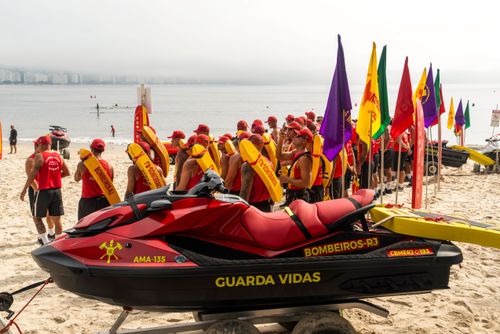 Grupo de bombeiros guarda-vidas durante a Operação Verão - ações de prevenção , salvamento e segurança