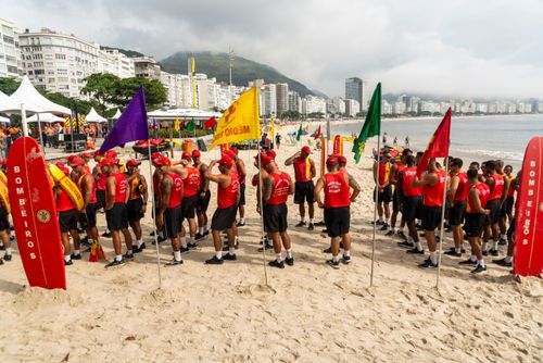 Grupo de bombeiros guarda-vidas durante a Operação Verão - ações de prevenção , salvamento e segurança
