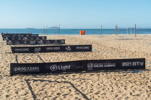 Propagandas em faixas demarcando as quadras do Circuito Estadual de Beach Tennis na praia de Copacabana