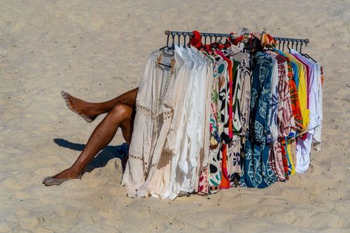 Vendedor ambulante de vestidos na praia de Copacabana