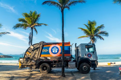 Caminhão da COMLURB recolhendo lixo da Praia do Arpoador