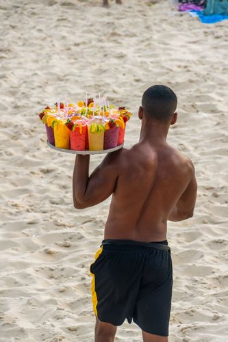 Comércio ambulante de caipirinha e outros drinks na praia do Arpoador