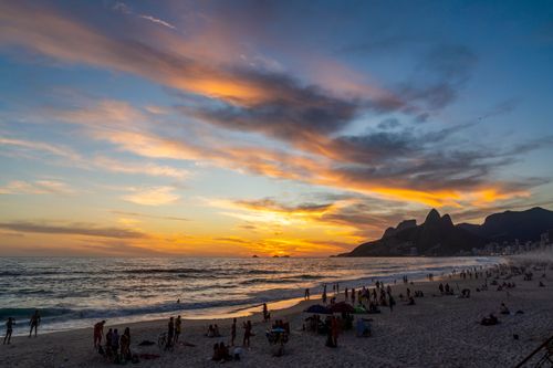 Paisagem do pôr do sol na Praia do Arpoador