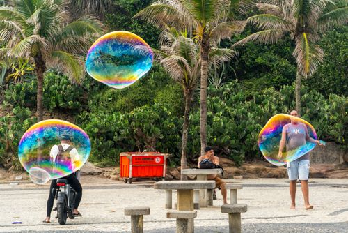 Bolhas de sabão em dia de lazer no Arpoador