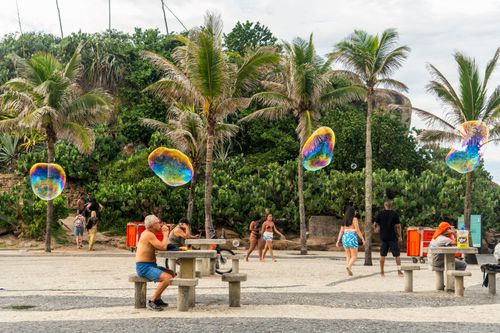 Bolhas de sabão em dia de lazer no Arpoador