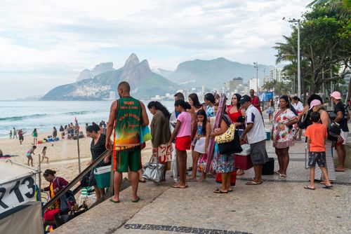 Turistas chegando na praia do Arpoador