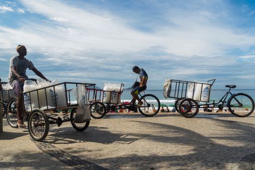 Comércio de gelo em triciclo no calçadão da praia do Arpoador