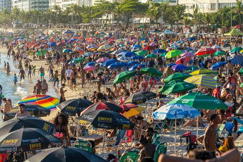 Banhistas na Praia do Arpoador