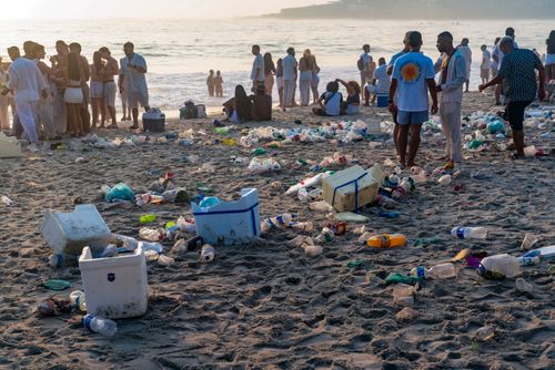 Lixo deixado na areia da Praia de Copacabana após o Reveillon