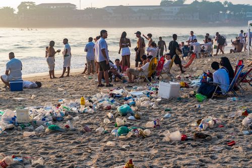 Lixo deixado na areia da Praia de Copacabana após o Reveillon
