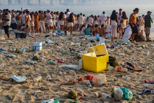 Lixo deixado na areia da Praia de Copacabana após o Reveillon