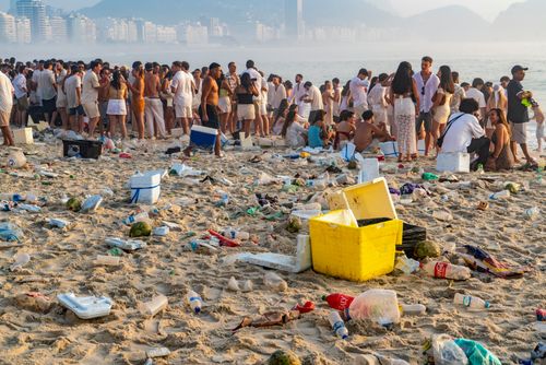 Lixo deixado na areia da Praia de Copacabana após o Reveillon