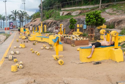 Academia ao ar livre com pesos confeccionados com material reciclado - praia do Arpoador