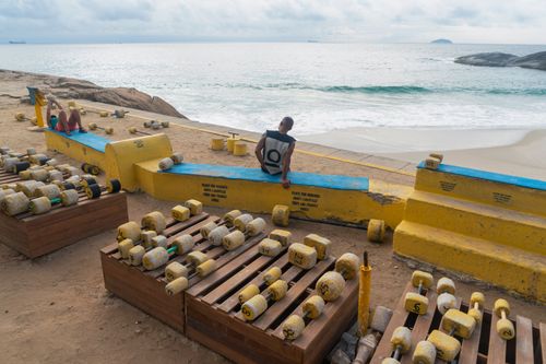 Academia ao ar livre com pesos confeccionados com material reciclado - praia do Arpoador