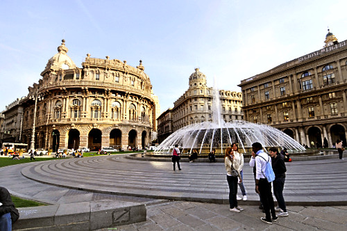 Fonte na Piazza di Ferrari no centro da cidade de Gênova - região da Ligúria - província de Gênova - edif