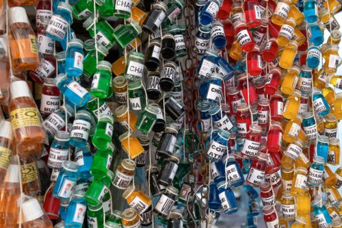 Garrafinhas com produtos milagrosos à venda no Mercado Ver-o-Peso