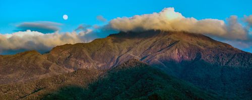 Lua cheia e Pico do Itaguaré encoberto por nuvens ao amanhecer - MONA Monumento Natural Estadual da Mantiquei