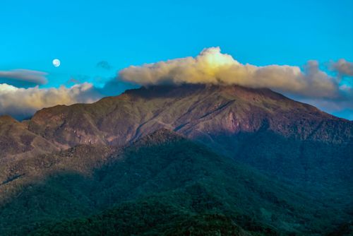 Lua cheia e Pico do Itaguaré encoberto por nuvens ao amanhecer - MONA Monumento Natural Estadual da Mantiquei