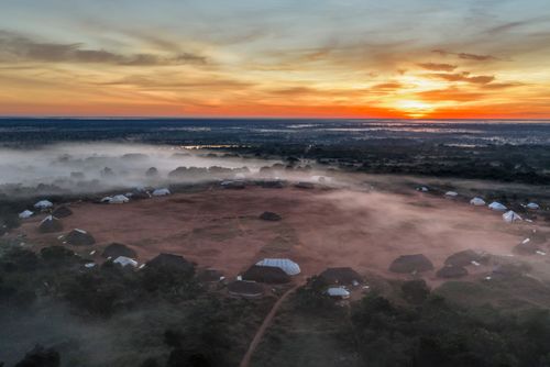 Vista de drone da Aldeia Ipatsé da etnia Kuikuro sob névoa ao amanhecer - Parque Indígena do Xingu