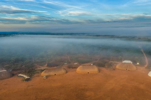Vista de drone da Aldeia Ipatsé da etnia Kuikuro sob névoa ao amanhecer - Parque Indígena do Xingu