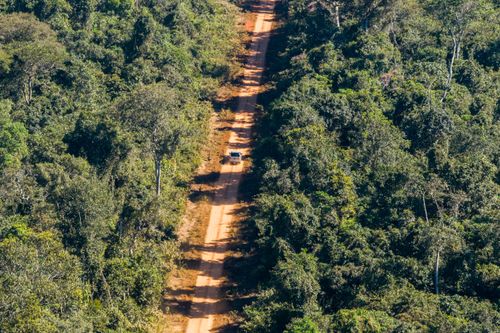 Vista de drone estrada próxima da Aldeia Tanguro da etnia Kalapalo - Parque Indígena do Xingu
