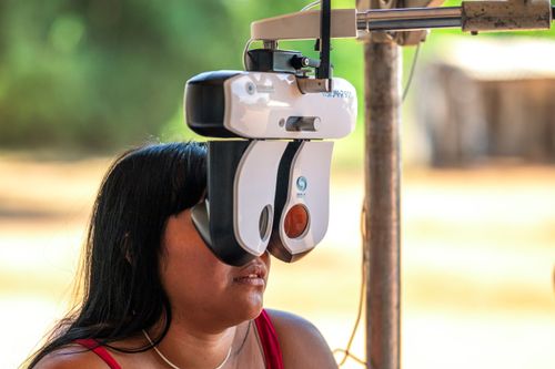 Exame oftalmológico em indígena da Aldeia Ipatsé da Etnia Kuikuro - Parque Indígena do Xingu