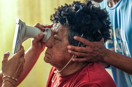 Exame oftalmológico em indígena da Aldeia Ipatsé da Etnia Kuikuro - Parque Indígena do Xingu