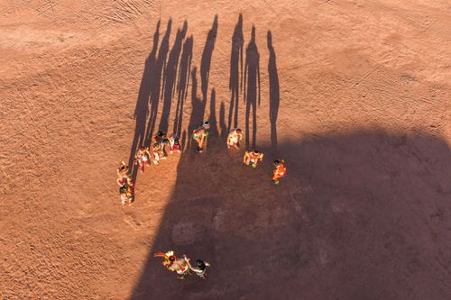 Indígenas da etnia Kuikuro em ritual da dança Tawarawanã - aldeia Ipatsé - Parque Indígena do Xingu