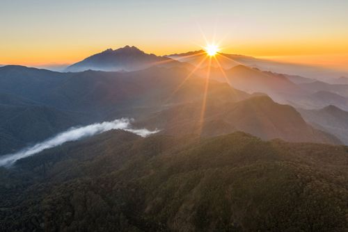 Vista de drone do Pico dos Marins ao amanhecer inserido na APA Área de Proteção Ambiental da Serra da Manti