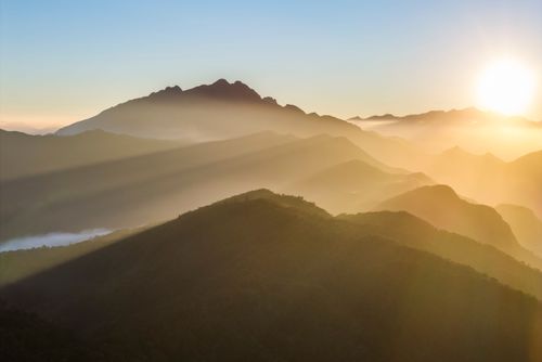 Vista de drone do Pico dos Marins ao amanhecer inserido na APA Área de Proteção Ambiental da Serra da Manti