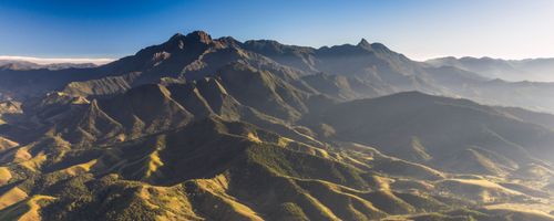 Vista de drone panorâmica do Pico dos Marins inserido na APA Área de Proteção Ambiental da Serra da Mantiq
