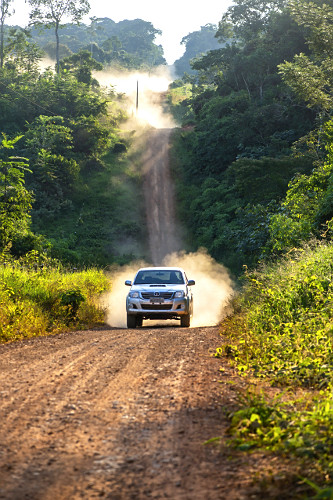 Estrada de terra em meio a floresta amazônica