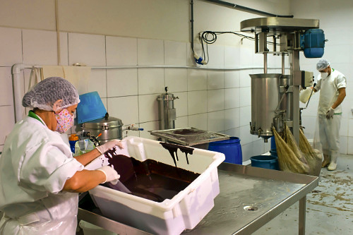 Trabalhadores em fábrica de polpa de açaí