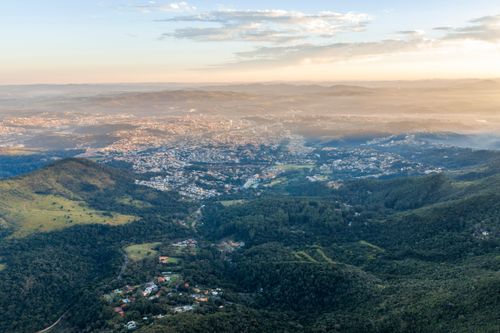 Vista de drone da área urbana do município - estância climática