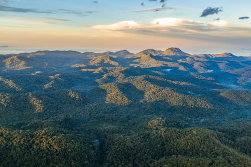Vista de drone do relevo montanhoso do Parque Estadual Serra do Mar – Núcleo Padre Dória