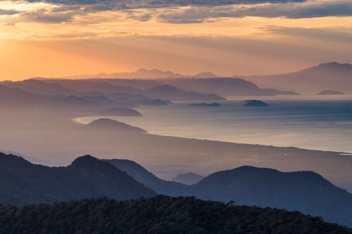 Vista de drone do litoral ao amanhecer e montanhas do Parque Estadual Serra do Mar - Núcleo Bertioga