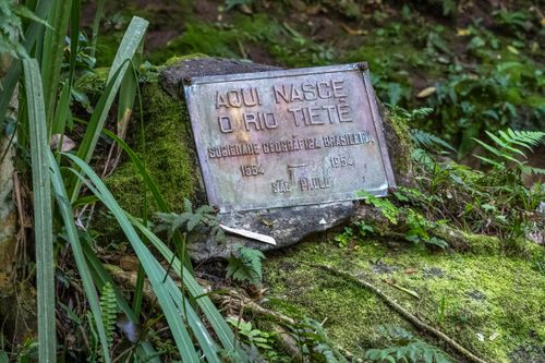 Placa histórica instalada em 1954 pela Sociedade Geográfica Brasileira identificando a nascente geográfica 