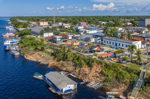 Orla e área urbana da cidade na margem do rio Negro com destaque praça e Prefeitura Municipal ao fundo