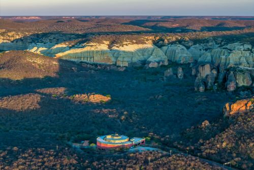 Vista de drone do Museu da Natureza - projeto de Elizabete Buco - Parque Nacional da Serra da Capivara