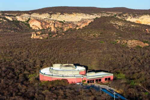 Vista de drone do Museu da Natureza - projeto de Elizabete Buco - Parque Nacional da Serra da Capivara