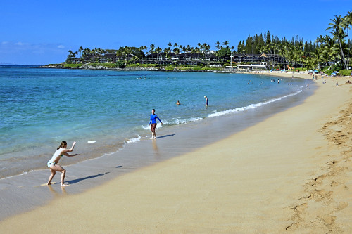 Banhistas jogam frisbee na praia da Baía de Napili - ilha Maui - Havaí - 