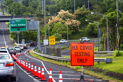 Veículos aguardam na H3 Rodovia John A Burns Freeway para fazer testagem em massa para COVID-19 - ilha de Oah