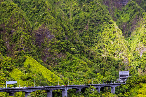 Veículos aguardam na H3 Rodovia John A Burns Freeway para fazer testagem em massa para COVID-19 - Kaneohe - i